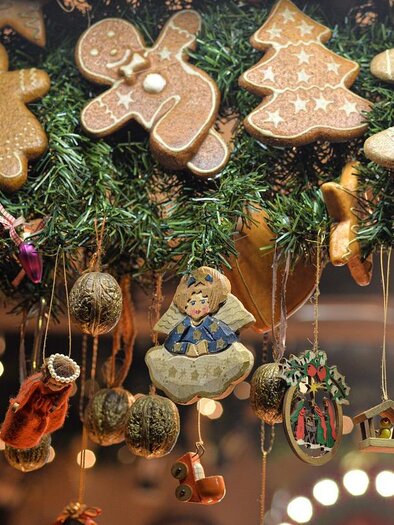 Eine festliche Dekoration mit Lebkuchenfiguren und verschiedenen Weihnachtsornamenten. Die hängenden Dekorationen schaffen eine fröhliche Stimmung. | © Pixabay
