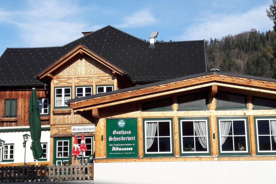 <p>Das traditionelles Gasthaus Schneiderwirt mit Holzfassade in Altaussee. Im Hintergrund sind Bäume und ein blauer Himmel zu sehen.</p> | © Petra Kirchschlager