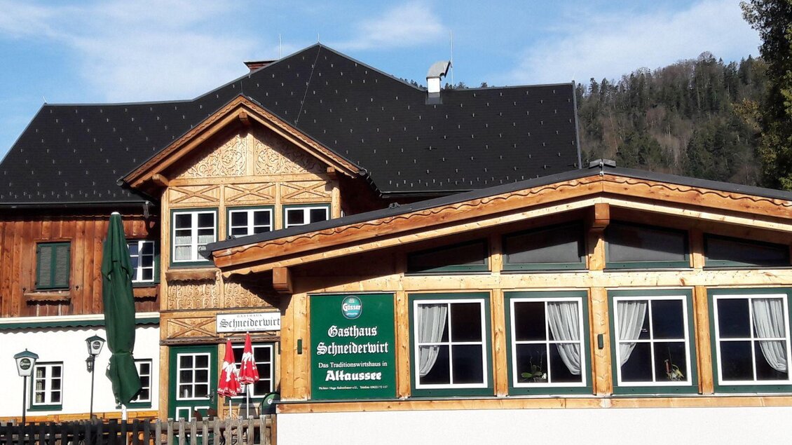 <p>Das traditionelles Gasthaus Schneiderwirt mit Holzfassade in Altaussee. Im Hintergrund sind Bäume und ein blauer Himmel zu sehen.</p> | © Petra Kirchschlager