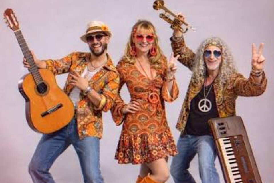 Band Music Deluxe in farbenfrohen Retro-Outfits mit Gitarre, Trompete und Keyboard beim Stattegger Kultursommer. | © musicdeluxe.at
