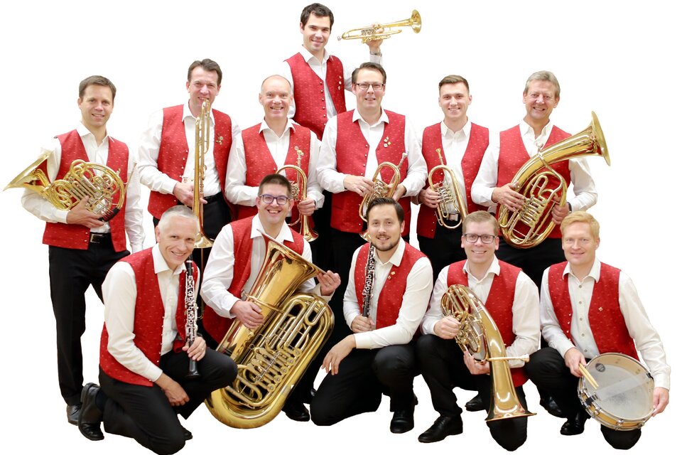 Gruppenporträt der Stattegger Dorfmusikanten mit Blas- und Schlaginstrumenten beim Stattegger Kultursommer. | © Stattegger Dorfmusikanten