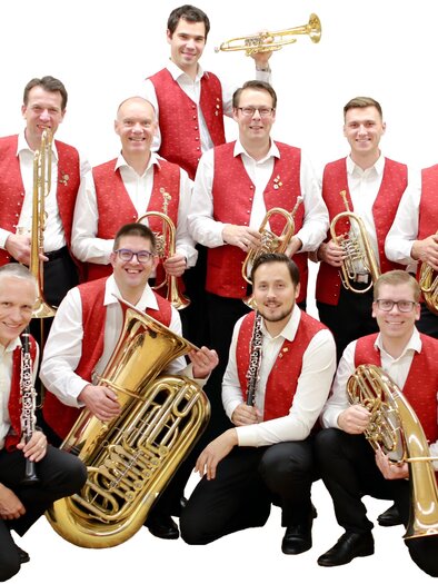 Group portrait of the Stattegger village musicians with wind and percussion instruments during the Stattegger cultural summer. | © Stattegger Dorfmusikanten