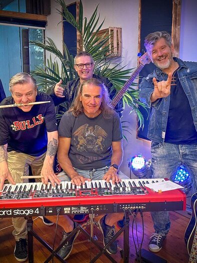 Band Sterzrock with guitars, keyboard, and electric bass on stage at the Stattegger Kultursommer. | © Sterzrock