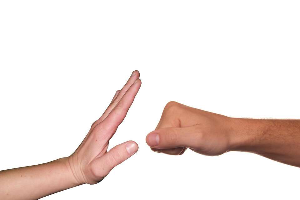 Zwei Hände sind abgebildet, eine offene Handfläche und eine geballte Faust. Diese Pose vermittelt einen Kontrast zwischen Abwehr und Angriff. | © Pixabay