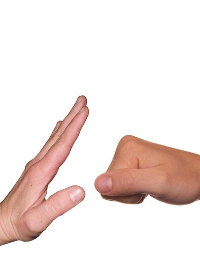 Zwei Hände sind abgebildet, eine offene Handfläche und eine geballte Faust. Diese Pose vermittelt einen Kontrast zwischen Abwehr und Angriff. | © Pixabay