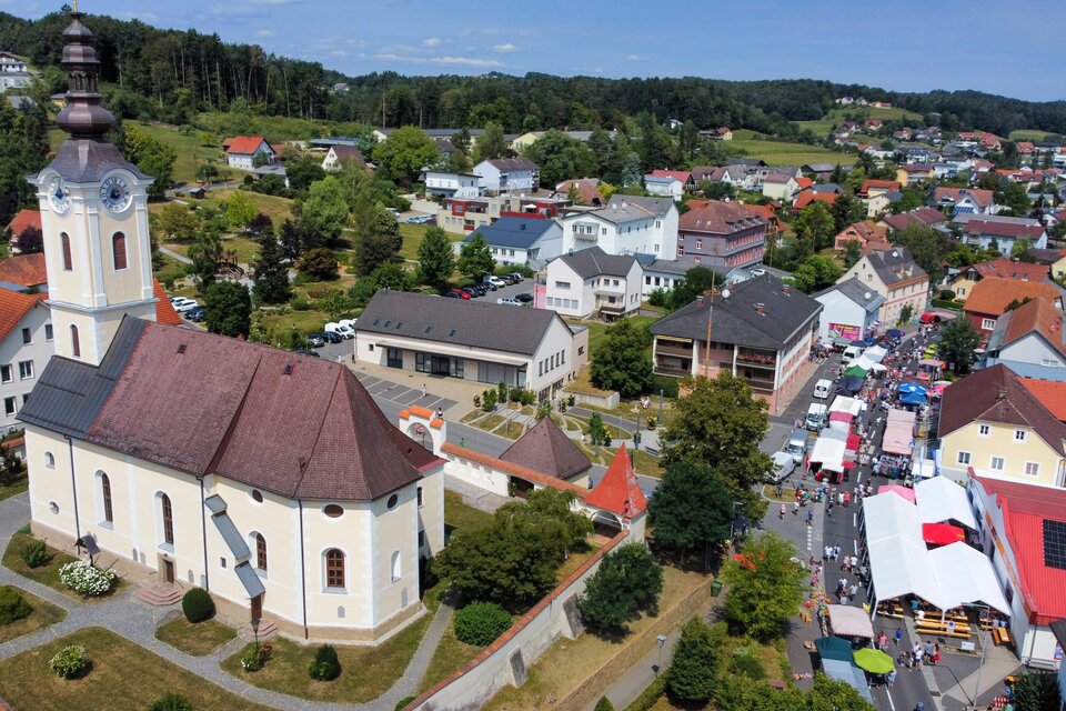 Wenn sich St. Stefan im Rosental mit Leben füllt und Tradition spürbar wird, entsteht diese besondere Stimmung, die verbindet. Zwischen festlicher Atmosphäre, offenen Begegnungen und gelebtem Brauchtum zeigt sich die Region von ihrer schönsten Seite. Ein Tag, der Gemeinschaft feiert – mitten im Herzen des Thermen- & Vulkanlands. | © Viktoria Fruhwirth