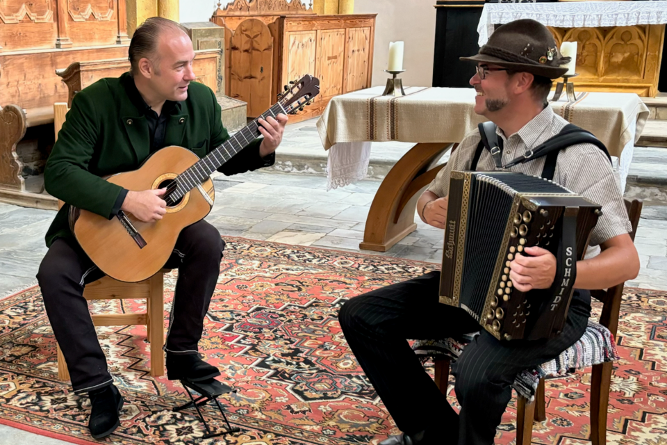 Zwei Musikanten - Herr Ofner spielt steirische Harmonika und Herr Rauter auf der Gitarre. | © Steirisch VOLK