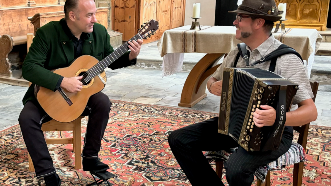 Zwei Musikanten - Herr Ofner spielt steirische Harmonika und Herr Rauter auf der Gitarre. | © Steirisch VOLK