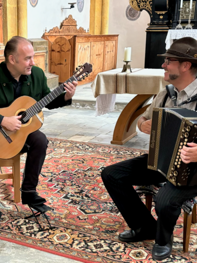 Zwei Musikanten - Herr Ofner spielt steirische Harmonika und Herr Rauter auf der Gitarre. | © Steirisch VOLK