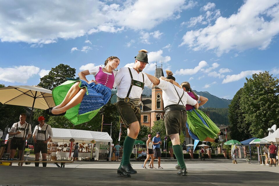 Eine traditionelle Tanzaufführung mit Tänzern in Tracht. Die Szenerie zeigt eine festliche Atmosphäre im Freien. | © Steirische Roas