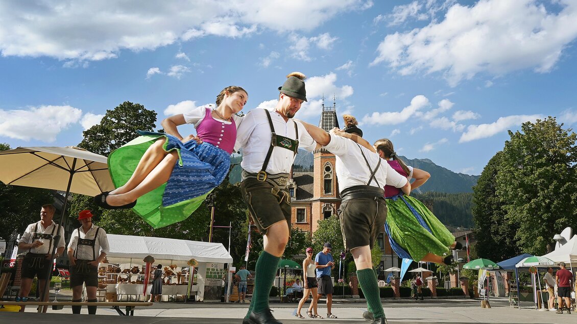 Eine traditionelle Tanzaufführung mit Tänzern in Tracht. Die Szenerie zeigt eine festliche Atmosphäre im Freien. | © Steirische Roas