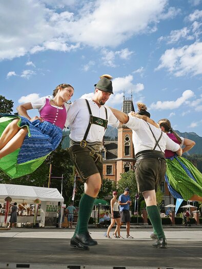 Eine traditionelle Tanzaufführung mit Tänzern in Tracht. Die Szenerie zeigt eine festliche Atmosphäre im Freien. | © Steirische Roas