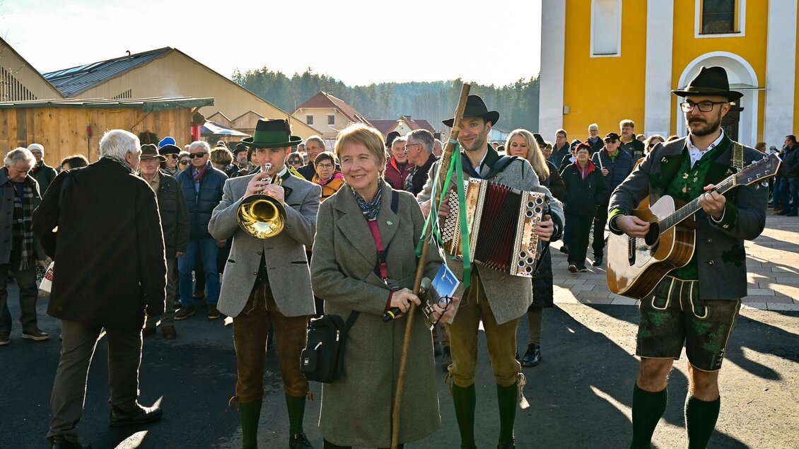 Eine Gruppe von Musikern spielt traditionelle Instrumente auf einer Straße. Im Hintergrund stehen viele Menschen, die dem Geschehen zusehen. | © Steirische Roas