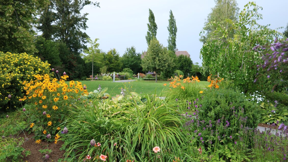 zu sehen ist der blumengeschmückte Rathauspark in Vorau. | © Gemeinde Vorau