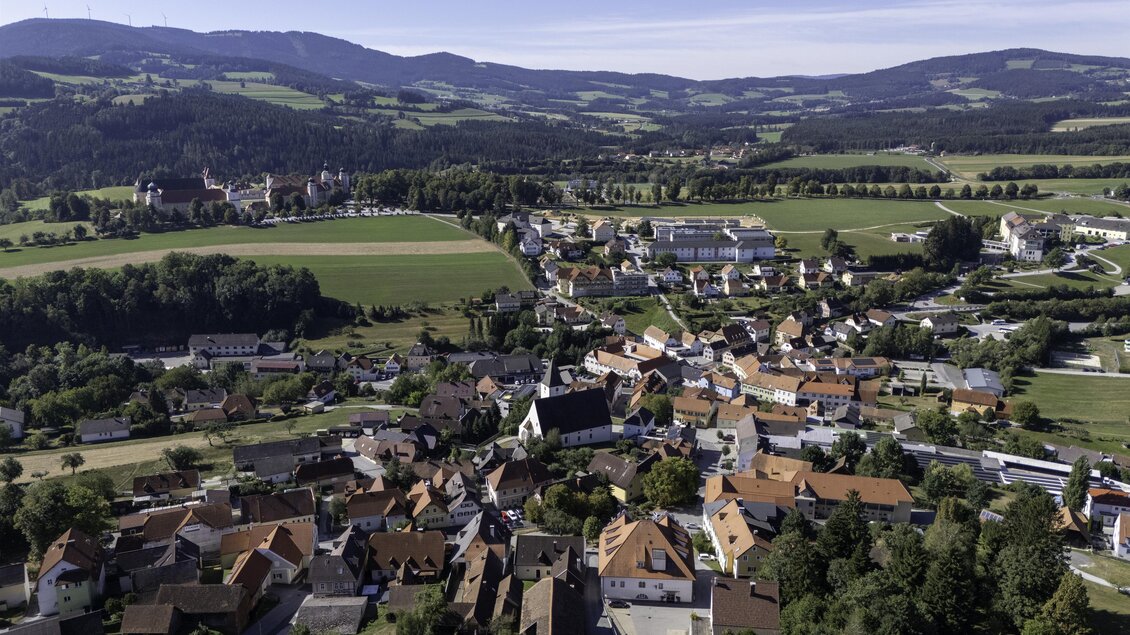 Zu sehen ist eine Luftaufnahme der Marktgemeinde Vorau. | © Kurt Elmleitner