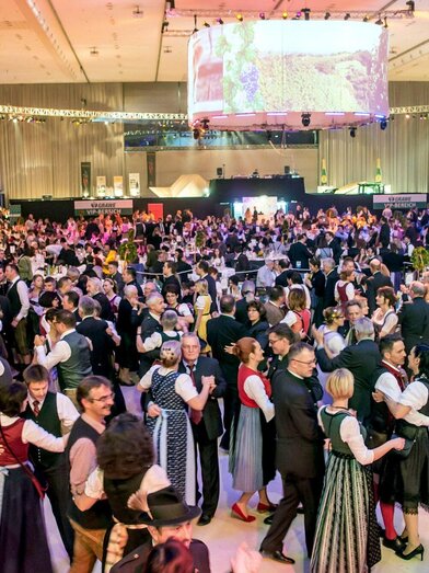 Steirischer Bauernbundball Tanzpaare in Tracht | © Foto Fischer | © Foto Fischer
