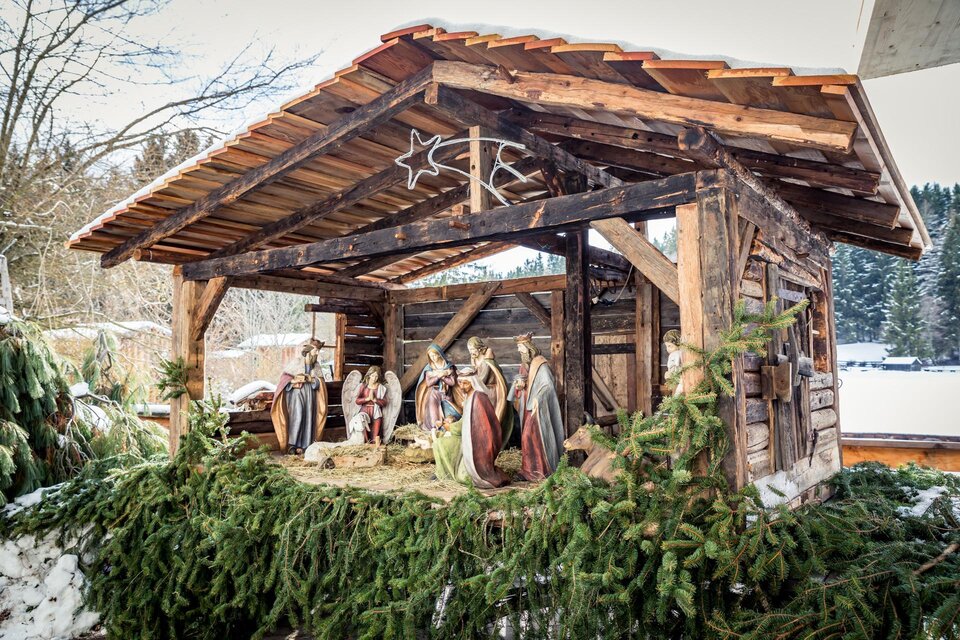 Eine traditionelle Weihnachtskrippe in einem Holzstall, umgeben von Tannenzweigen. Die Figurengruppe zeigt die Geburt Jesu im Winter. | © Naturpark Zirbitzkogel-Grebenzen, Mediadome
