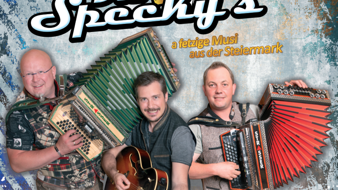 Drei Musiker stehen mit verschiedenen Instrumenten auf einer bunten Hintergrundgrafik. Sie spielen fröhliche Musik aus der Steiermark.