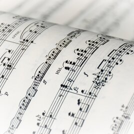 Eine aufgeschlagene Notenbuchseite mit musikalischen Notationen. Die Noten sind klar und detailliert abgebildet. | © Pixabay