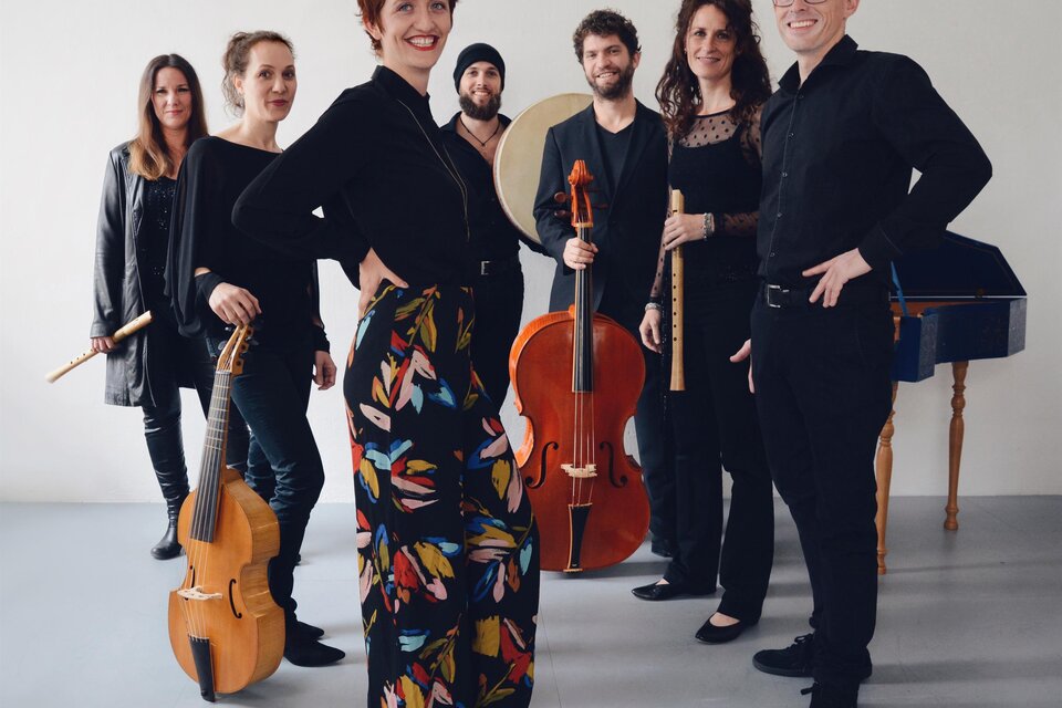 Das Quadriga Consort mit historischen Streich- und Blasinstrumenten, Trommel und Cembalo. | © Leonie Trefflinger