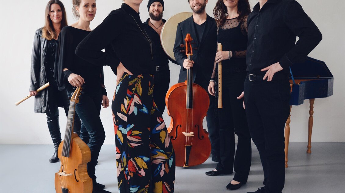 Das Quadriga Consort mit historischen Streich- und Blasinstrumenten, Trommel und Cembalo. | © Leonie Trefflinger
