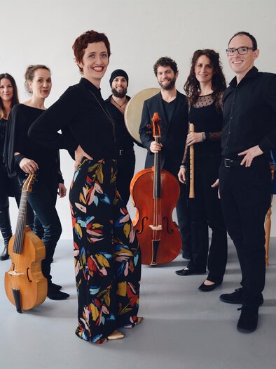 Das Quadriga Consort mit historischen Streich- und Blasinstrumenten, Trommel und Cembalo. | © Leonie Trefflinger