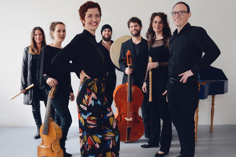 Das Quadriga Consort mit historischen Streich- und Blasinstrumenten, Trommel und Cembalo. | © Leonie Trefflinger