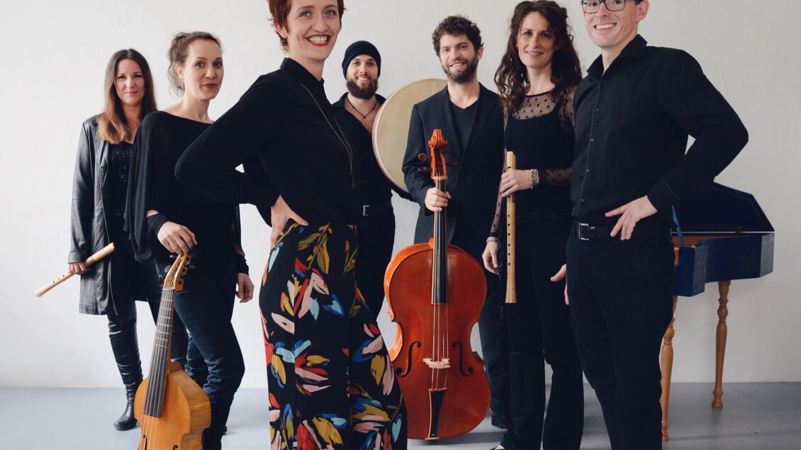 Das Quadriga Consort mit historischen Streich- und Blasinstrumenten, Trommel und Cembalo. | © Leonie Trefflinger