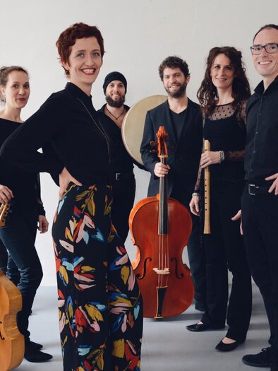 The Quadriga Consort with historical string and wind instruments, drums, and harpsichord. | © Leonie Trefflinger