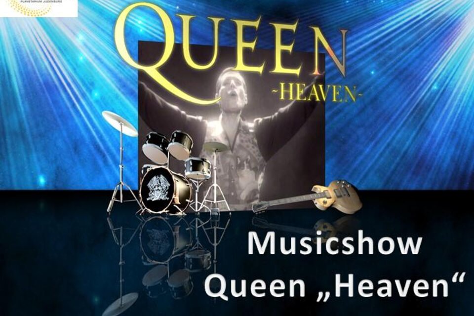 Eine Musikshow mit dem Titel „Queen Heaven“. Im Hintergrund ist ein Sänger und eine Schlagzeugausstattung zu sehen. | © Sternenturm Judenburg