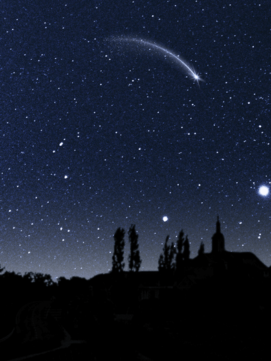 Ein klarer Nachthimmel mit vielen funkelnden Sternen und einem schönen Kometen. Im Vordergrund ist eine Silhouette eines Gebäudes und Bäume sichtbar. | © Gemeinde Kitzeck i. S.