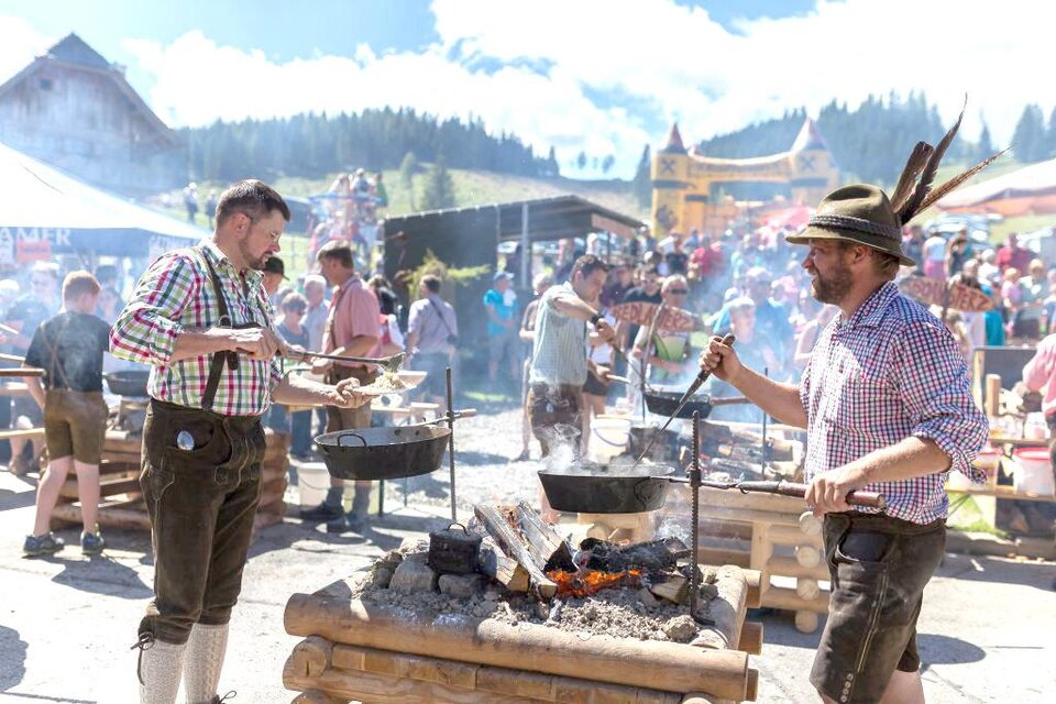 Sterzkochen beim Sterzfest auf der Sommeralm in Passail | © Almwirtshaus Holdahütt'n