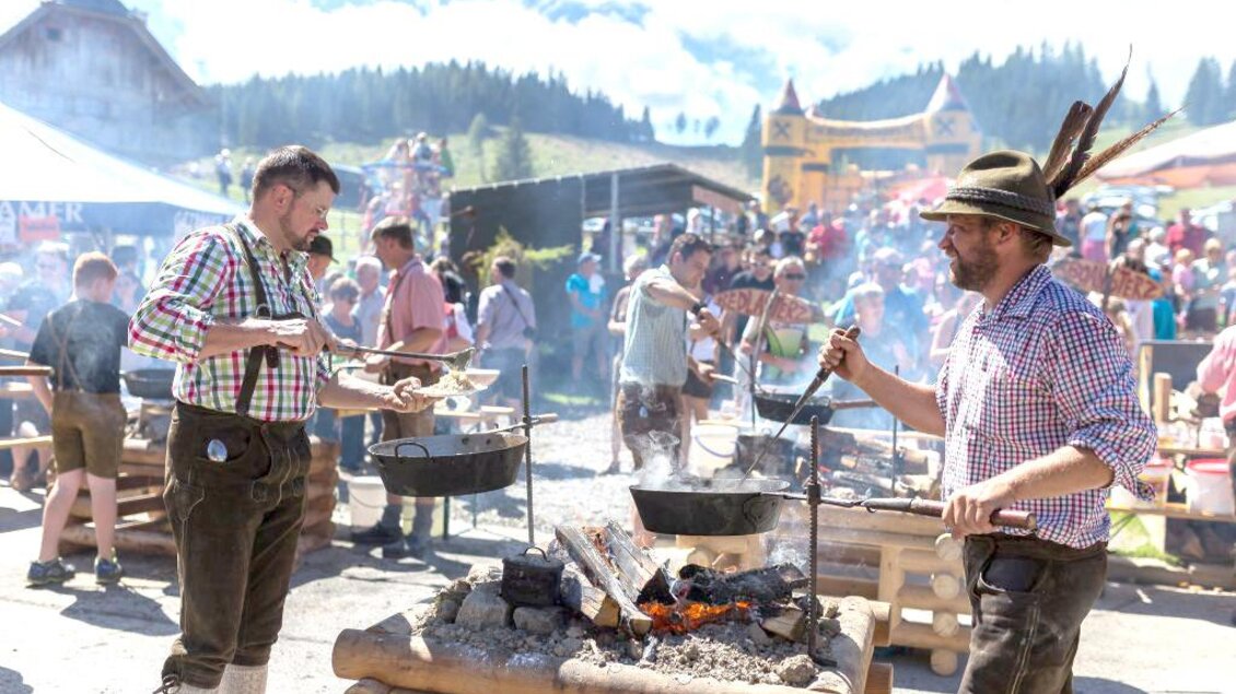 Sterzkochen beim Sterzfest auf der Sommeralm in Passail | © Almwirtshaus Holdahütt'n