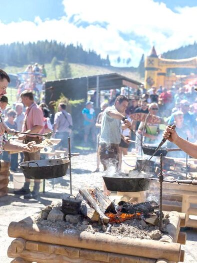 Sterzfőzés a Sterzfesztiválon a Sommeralmon Passailban | © Almwirtshaus Holdahütt'n