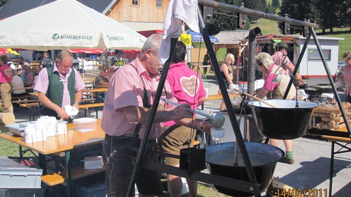 Sterzkochen beim Sterzfest auf der Sommeralm in Passail | © Almwirtshaus Holdahütt'n