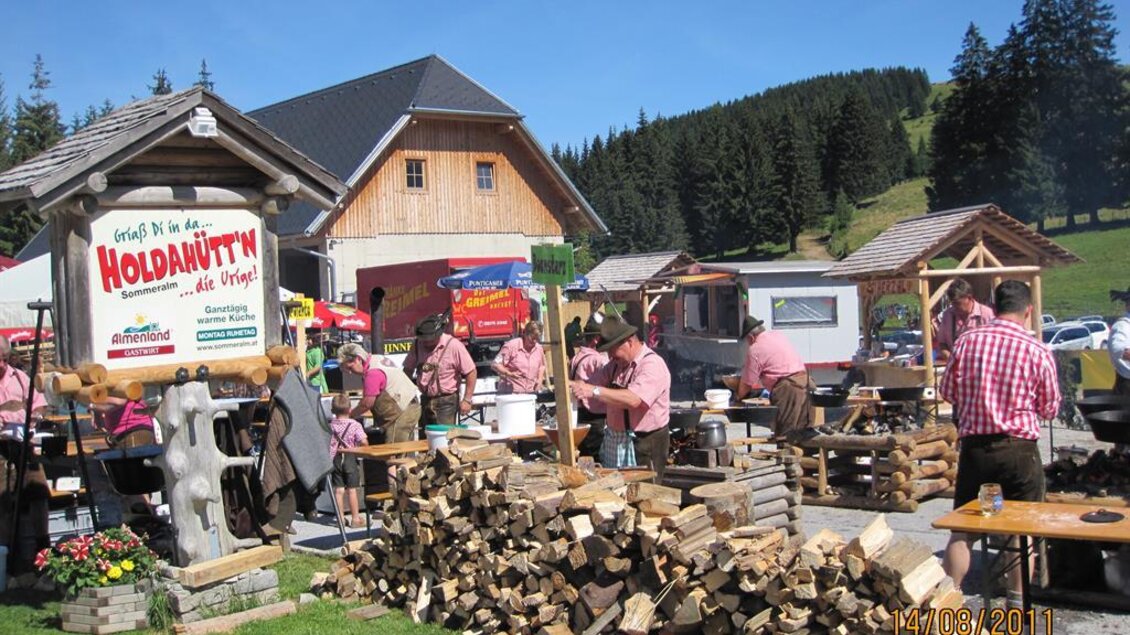 Blick auf das Sterzfest auf der Sommeralm in Passail | © Almwirtshaus Holdahütt'n
