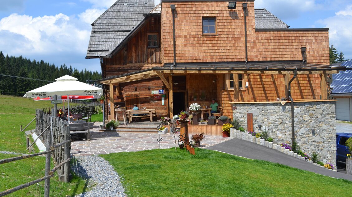 Außenansicht des Almwirtshaus Holdahütt'n auf der Sommeralm in Passail | © Almwirtshaus Holdahütt'n