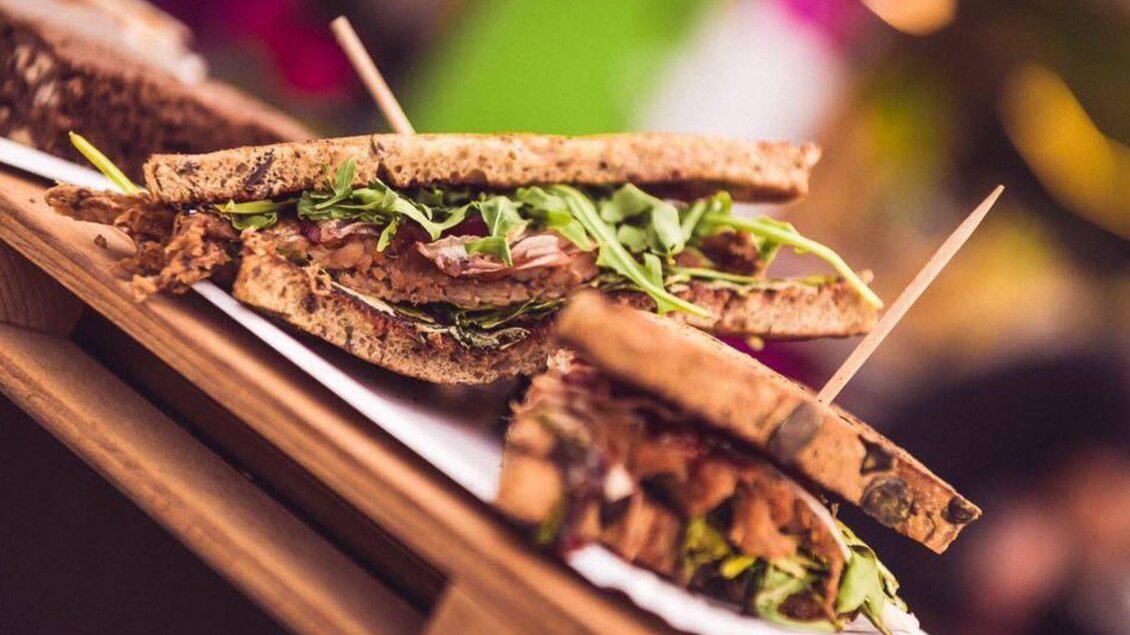 Ein köstliches Sandwich mit frischem Gemüse und Fleisch auf rustikalem Brot. Die Farben und Zutaten machen es besonders appetitlich. | © Street Food Market Austria