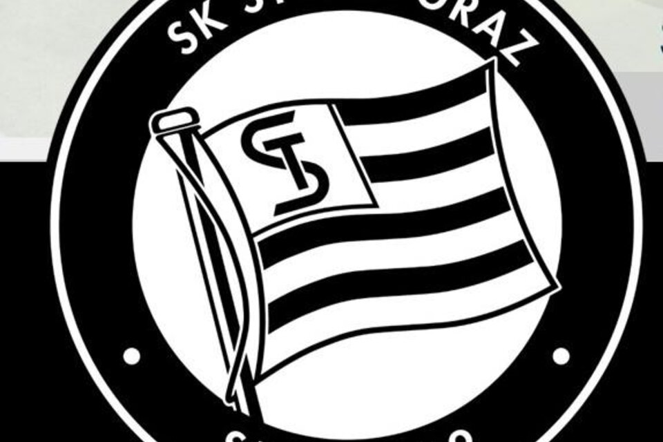 Das Logo des SK Sturm Graz zeigt eine schwarz-weiße Flagge mit den Buchstaben "SK" und "J". Es ist umgeben von einem runden Emblem mit der Aufschrift "SEIT 1909". | © Sturm Graz