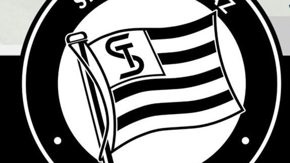 Das Logo des SK Sturm Graz zeigt eine schwarz-weiße Flagge mit den Buchstaben "SK" und "J". Es ist umgeben von einem runden Emblem mit der Aufschrift "SEIT 1909". | © Sturm Graz
