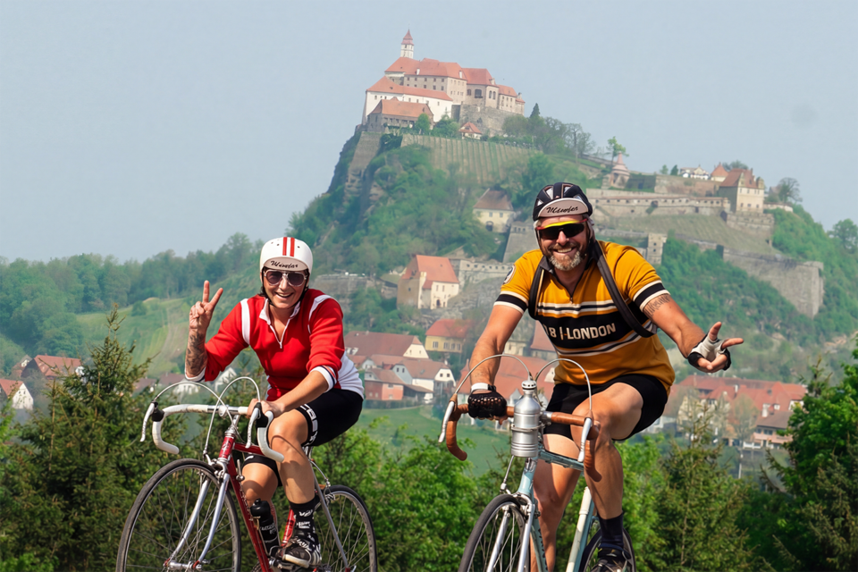 Ein Gefühl von Freiheit, das mit jeder Pedalumdrehung wächst.

Durch sanfte Hügel, vorbei an Weingärten und mit Blick auf die majestätische Riegersburg eröffnet sich eine Landschaft, die bewegt – im wahrsten Sinne. Der Fahrtwind im Gesicht, das Lächeln auf den Lippen und das gemeinsame Erleben machen jede Tour zu etwas Besonderem.

In der Erlebnisregion Thermen- & Vulkanland im Südosten der Steiermark wird Radfahren zum Genuss: aktiv sein und gleichzeitig die Schönheit der Natur in sich aufnehmen. Schritt für Schritt – oder besser gesagt: Tritt für Tritt – entsteht ein Lebensgefühl voller Leichtigkeit.

In Bewegung kommen.
Die Aussicht genießen.
Den Moment feiern.

Zu schön, um nicht da zu sein. 🚴‍♂️ | © Styroica
