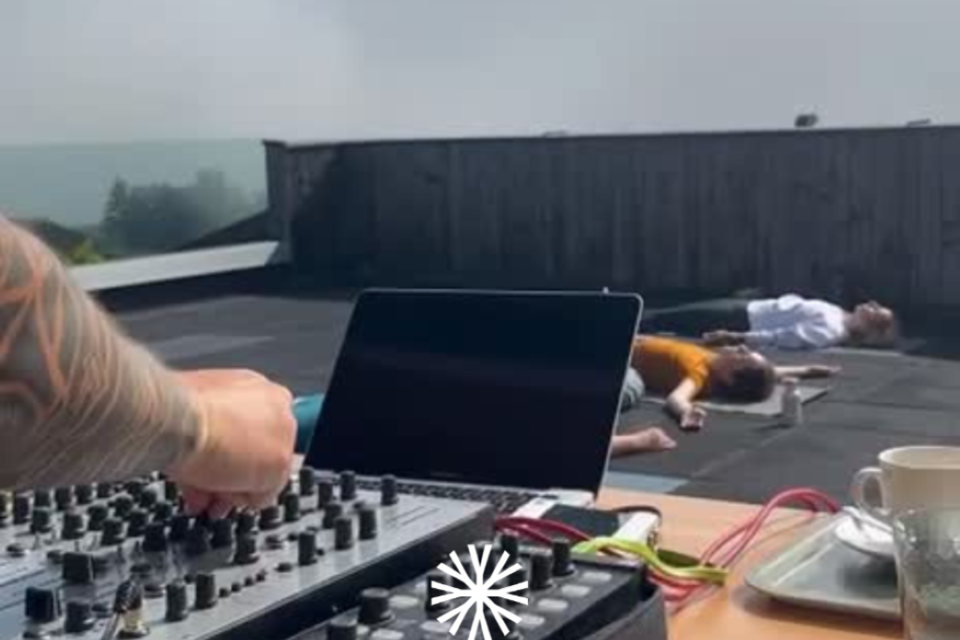 DJ-Equipment auf einer Dachterrasse mit entspannter Yoga-Atmosphäre im Hintergrund. | © biYou - das Ecoquartier in den Bergen