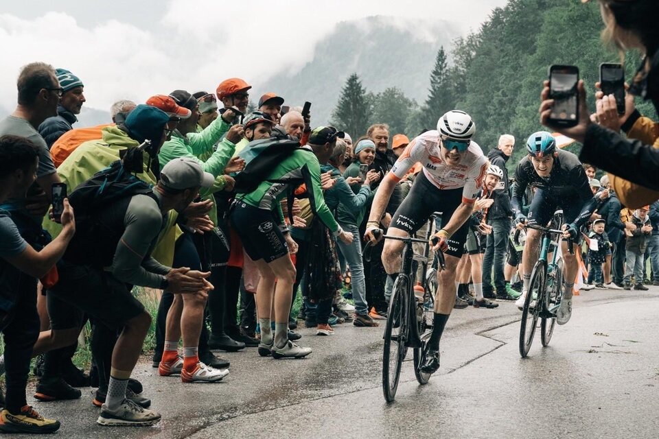 Eine Gruppe von Radfahrern fährt auf einer Straße. Sie tragen bunte Trikots und Helme. | © EXPA