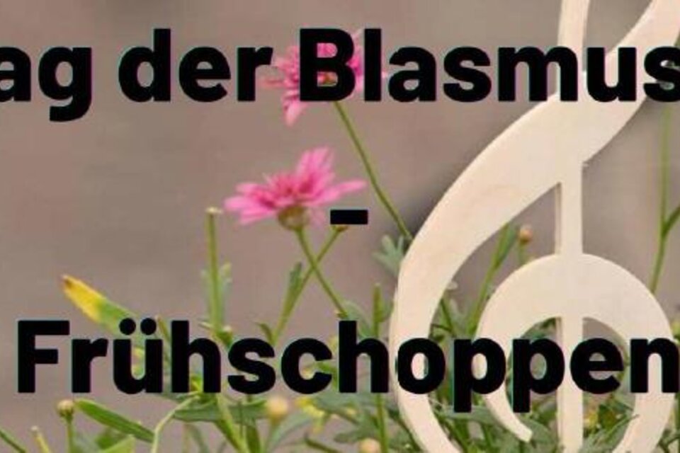Ein belebter Schwimmingpool mit vielen Menschen, die im Wasser schwimmen und entspannen. Um den Pool herum stehen Sonnenschirme und Liegen auf einer grünen Wiese. | © Musikverein Kleinlobming