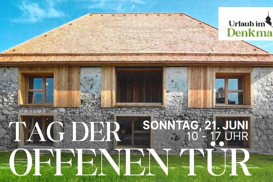 Ein historisches Gebäude mit einem modernen Anbau und großen Fenstern. Der Vertikal-Text kündigt einen Tag der offenen Tür an. | © Seelsorgeraum Oberes Ennstal