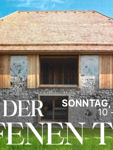 Ein historisches Gebäude mit einem modernen Anbau und großen Fenstern. Der Vertikal-Text kündigt einen Tag der offenen Tür an. | © Seelsorgeraum Oberes Ennstal