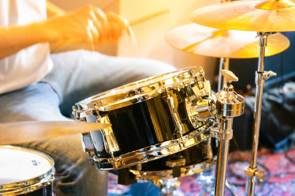 Ein Musiker spielt Schlagzeug. Die glänzende Snare-Drum und die Becken sind gut sichtbar. | © © Thermalhotel Fontana