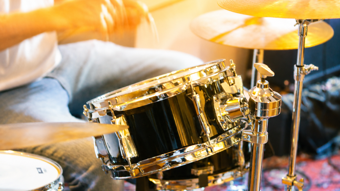 Ein Musiker spielt Schlagzeug. Die glänzende Snare-Drum und die Becken sind gut sichtbar. | © © Thermalhotel Fontana