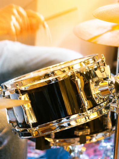 Ein Musiker spielt Schlagzeug. Die glänzende Snare-Drum und die Becken sind gut sichtbar. | © © Thermalhotel Fontana