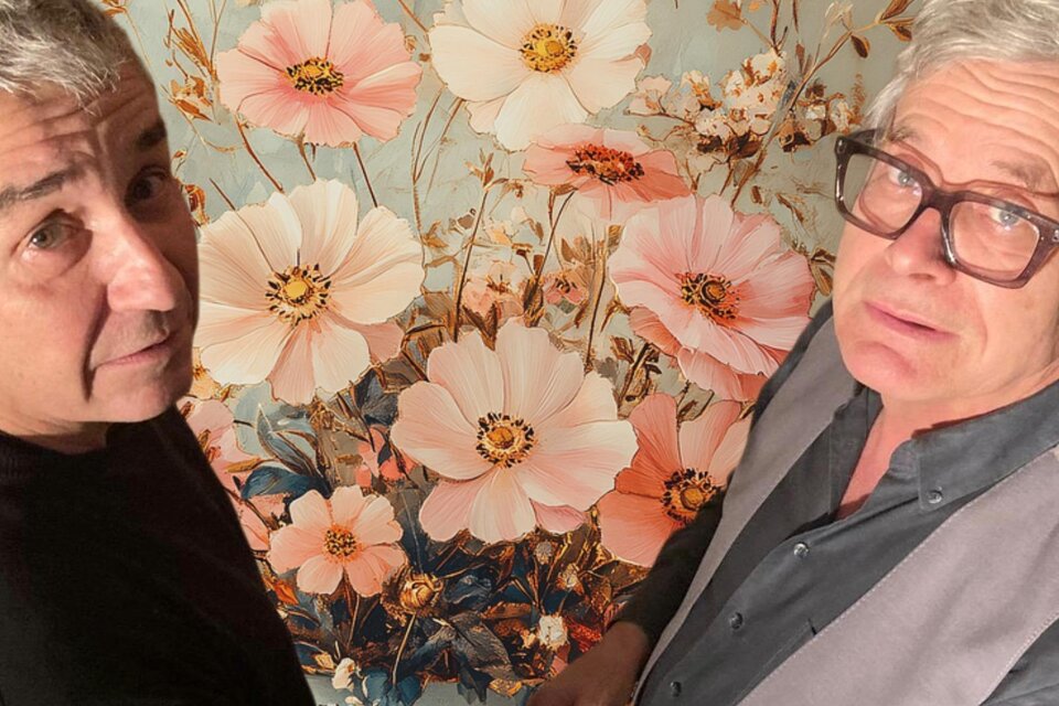 Zwei Männer stehen vor einem bunten Blumenbild. Die Blumen sind in sanften Farben gehalten und verleihen dem Bild eine fröhliche Atmosphäre. | © Saša Prolić